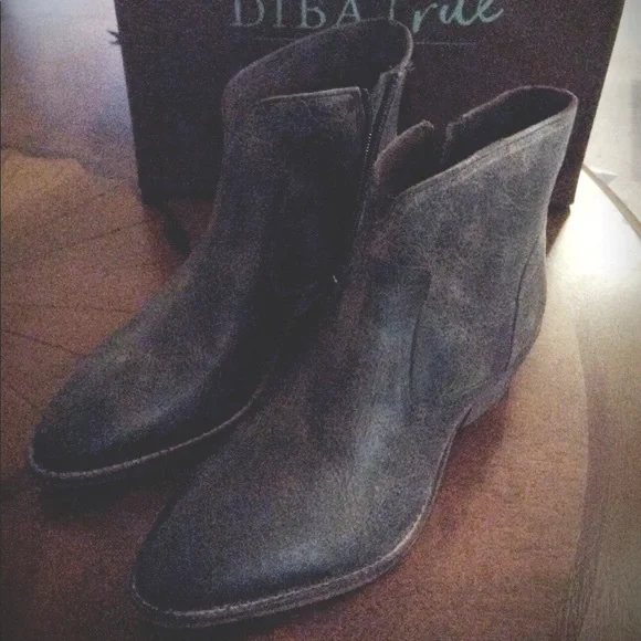 DIBA TRUE Cool Wind Leather Booties New in Box Size Gray
